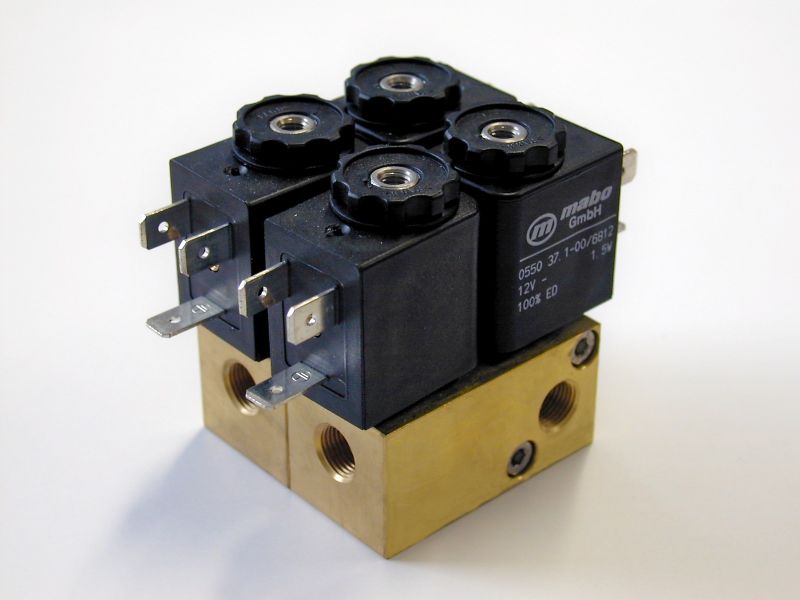 Ventilbaugruppe mit vier Magnetspulen auf einem gemeinsamen Messingblock